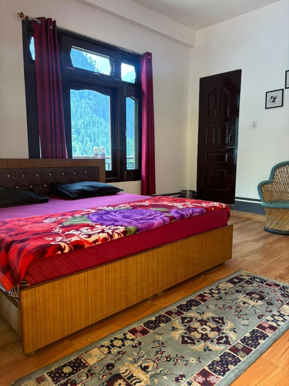 Pahadirovers Homestay & Cafe Kasol Exterior foto