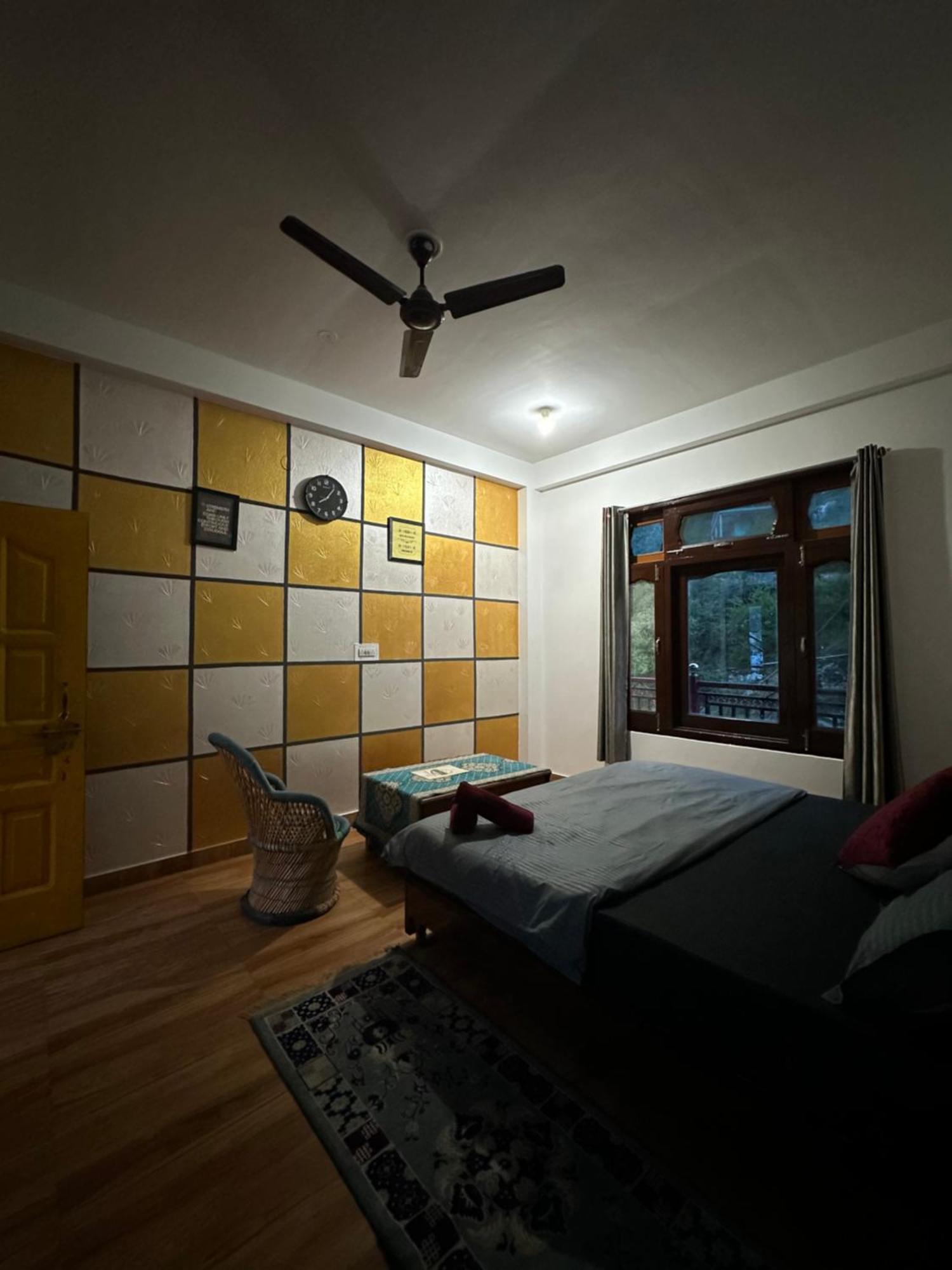 Pahadirovers Homestay & Cafe Kasol Exterior foto