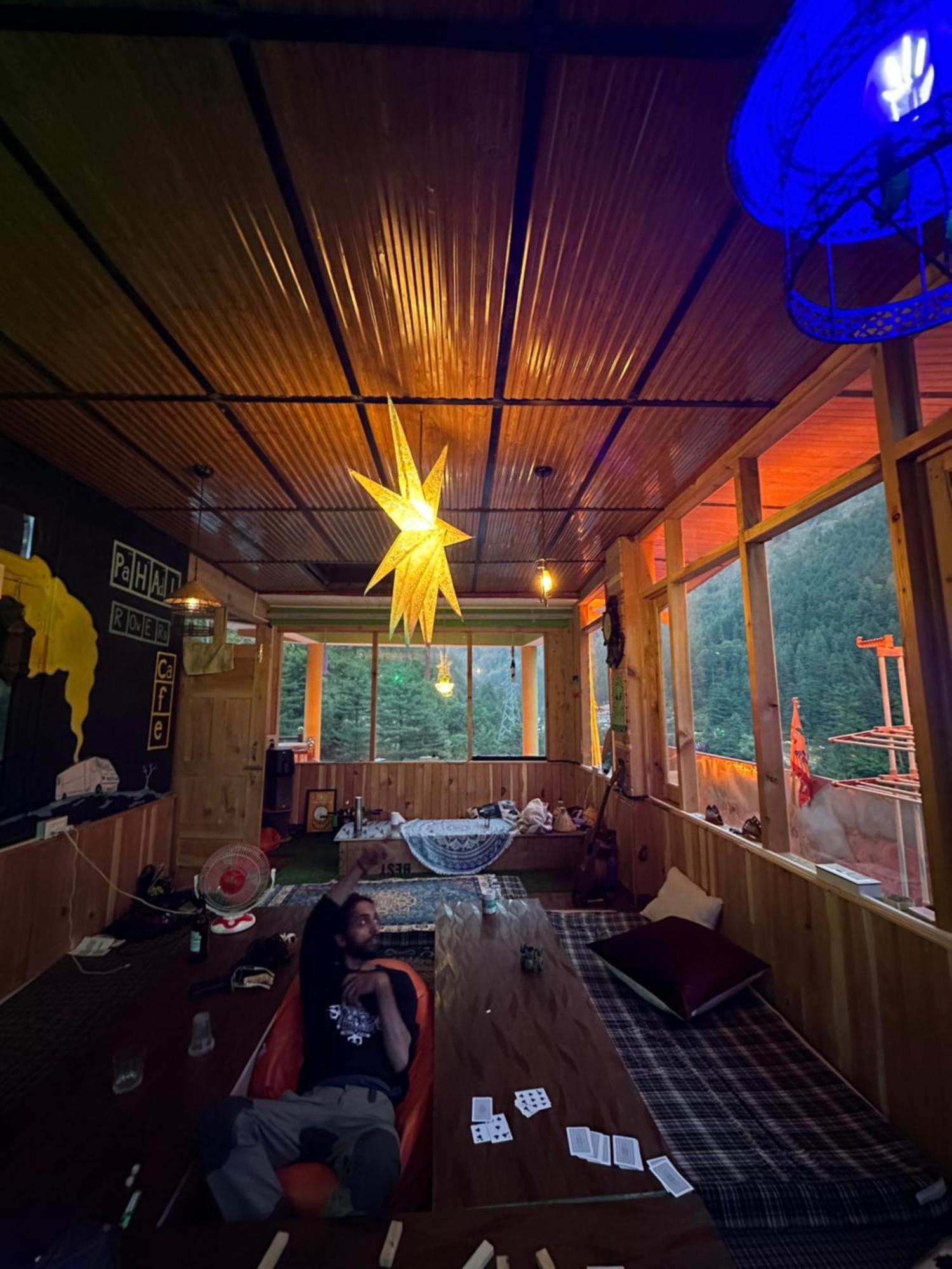 Pahadirovers Homestay & Cafe Kasol Exterior foto