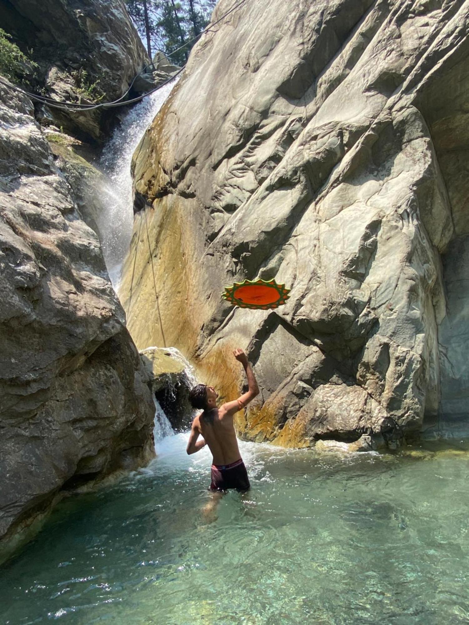 Pahadirovers Homestay & Cafe Kasol Exterior foto
